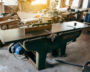 travailler avec un menuisier local