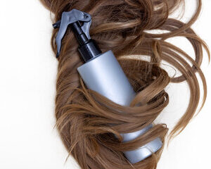 cheveux bouclés et fins