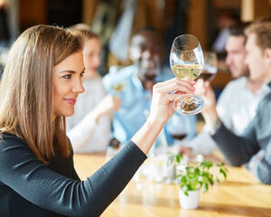 La Plume et la Fourchette : Portrait d'un Critique Gastronomique Parisien