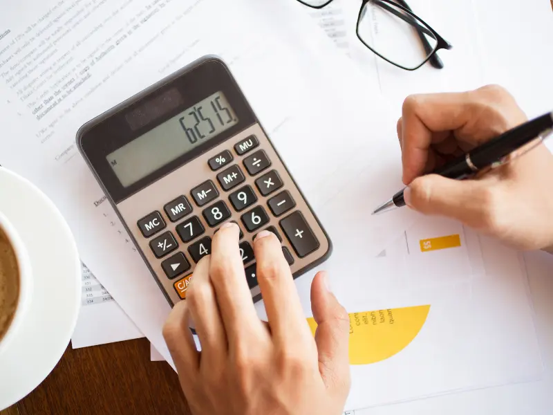 Calcul des tarifs pour une femme de ménage auto-entrepreneur.