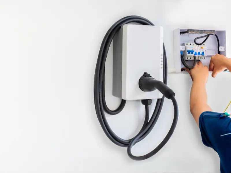 Electricien installant une borne de recharge IRVE pour véhicule électrique