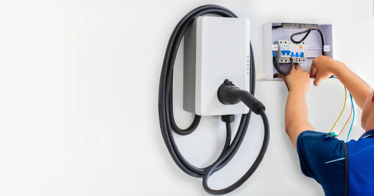 Électricien indépendant installant une borne IRVE en France, 2025