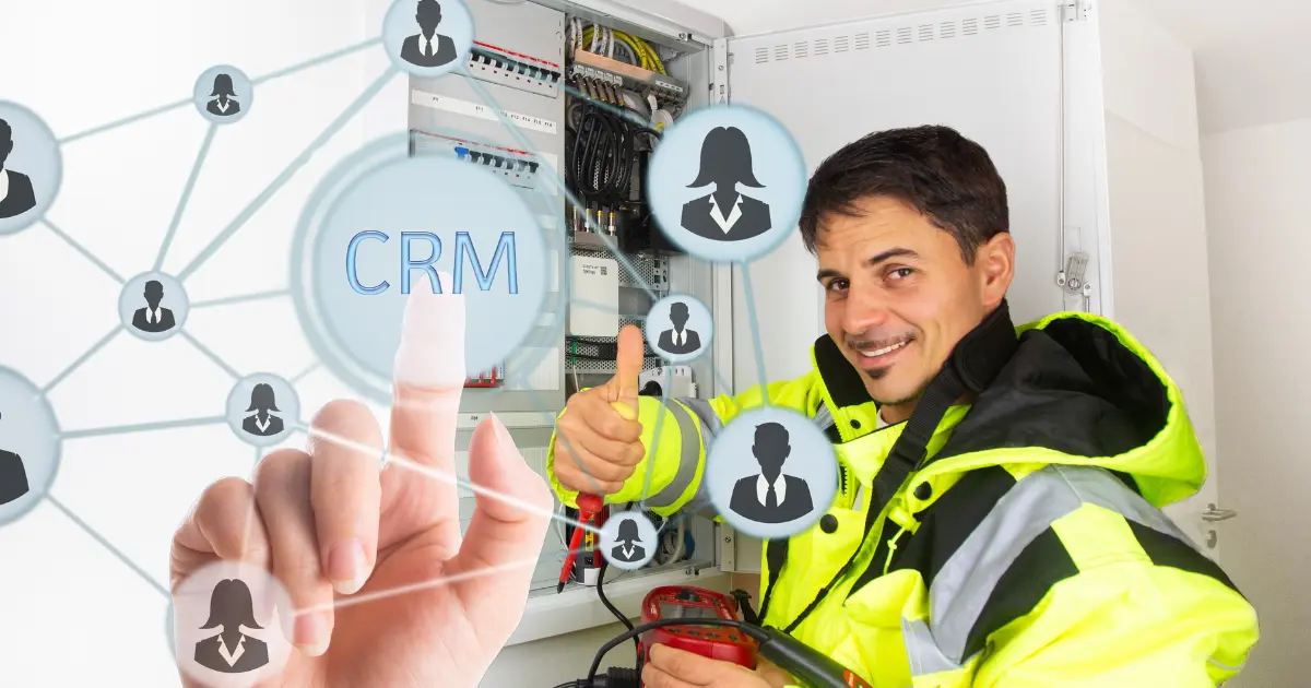 Électricien indépendant utilisant un ordinateur pour gérer son planning et ses rendez-vous clients avec un CRM.