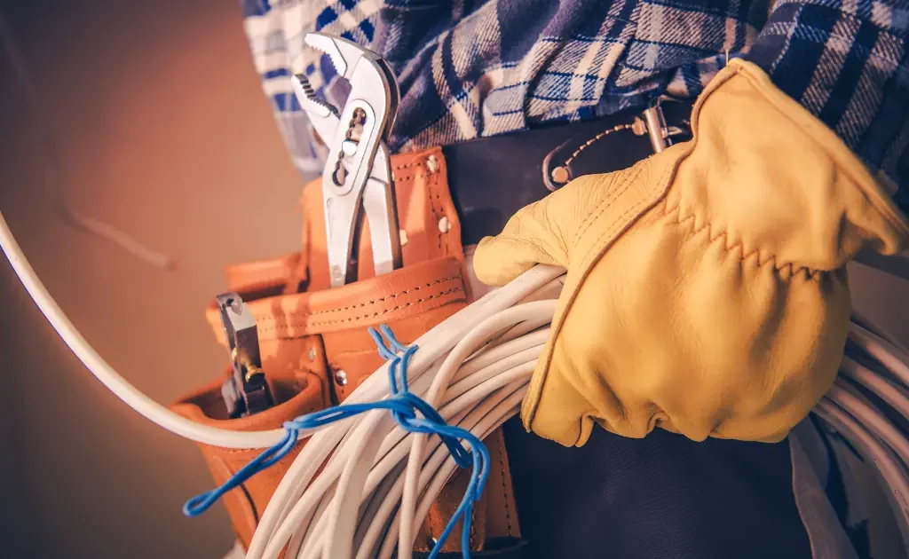 Électricien indépendant rentable fixant ses tarifs en 2025