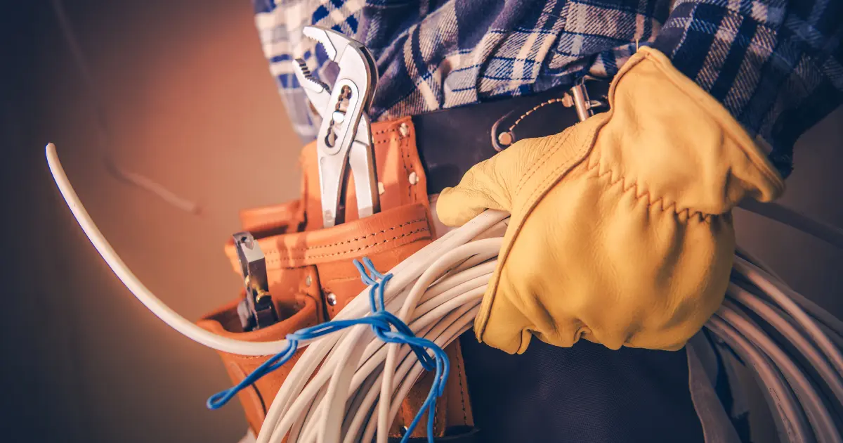 Électricien indépendant rentable fixant ses tarifs en 2025