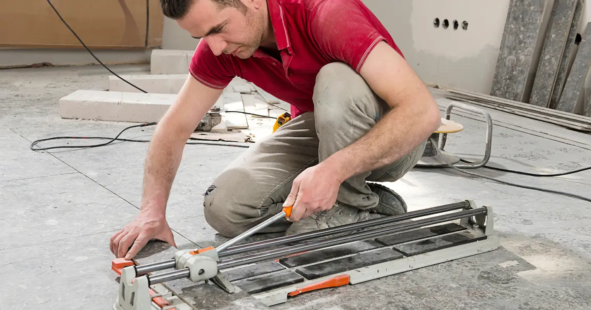 Carreleur professionnel posant du carrelage avec précision et expertise