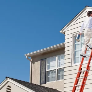 peintre auto-entrepreneur réalisant des travaux de peinture dans une résidence secondaire lumineuse