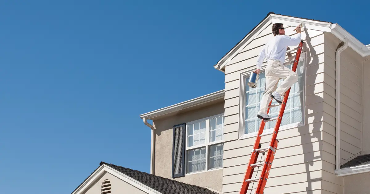 peintre auto-entrepreneur réalisant des travaux de peinture dans une résidence secondaire lumineuse
