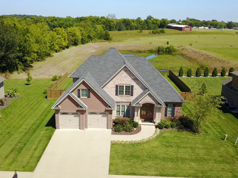 Vue aérienne d’une maison de campagne prise par drone, illustrant la qualité de présentation d’un chantier terminé