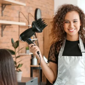 Jeune coiffeuse parisienne regardant l'objectif dans un salon de coiffure