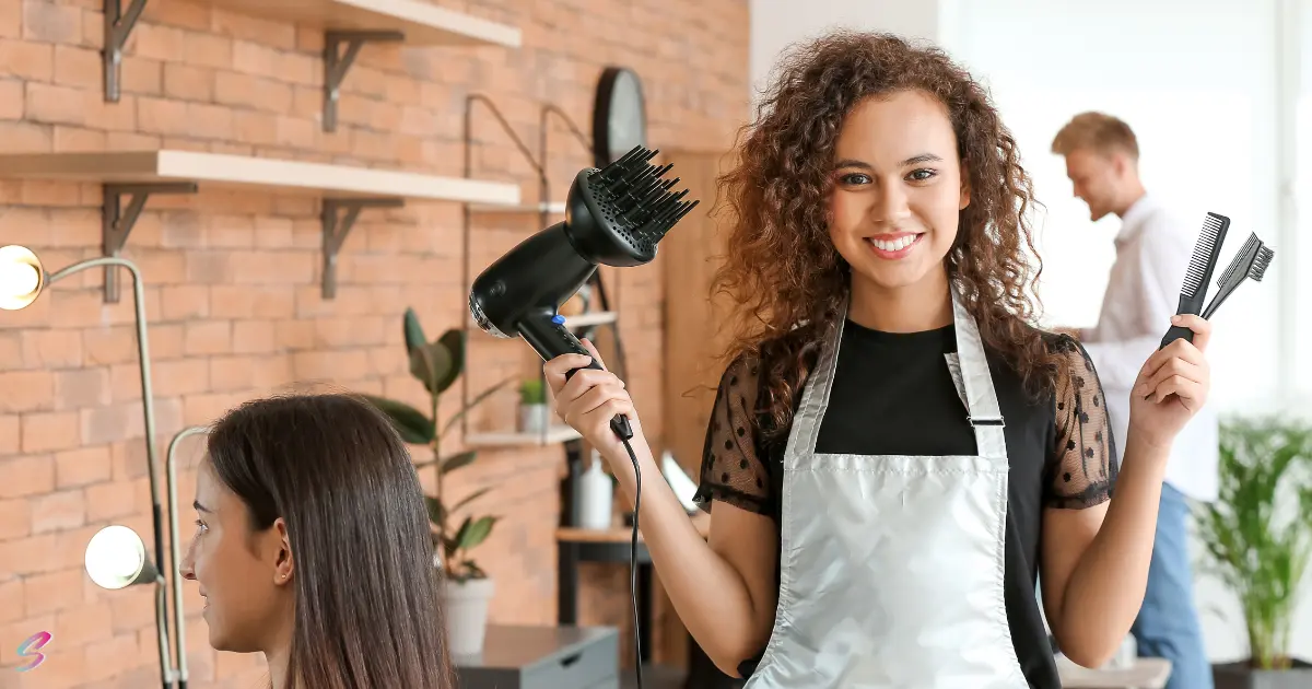 Jeune coiffeuse parisienne regardant l'objectif dans un salon de coiffure