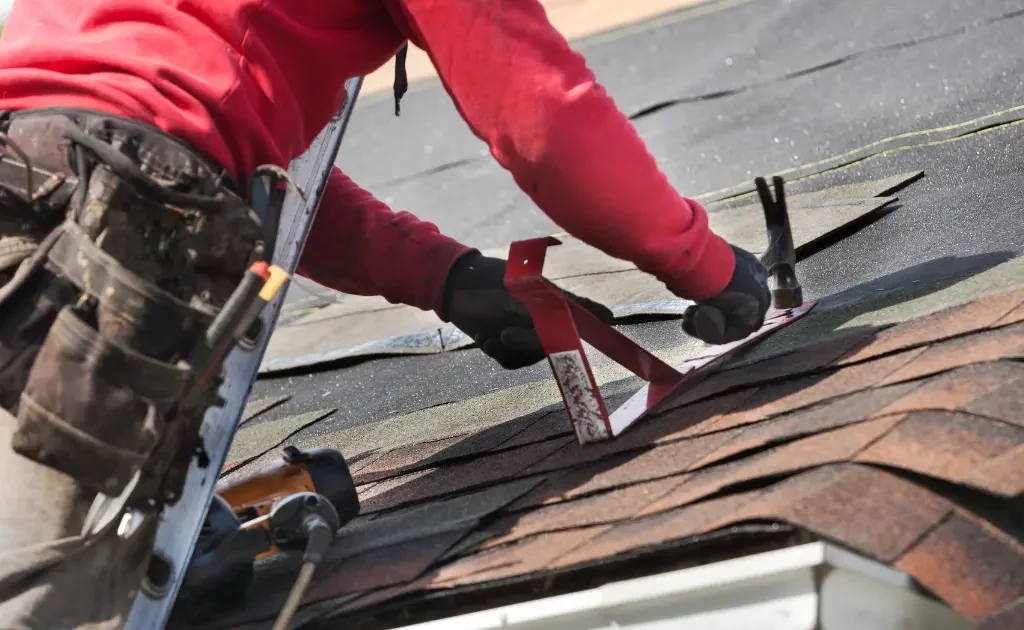 devenir couvreur en 2025 sur un toit avec équipement de sécurité