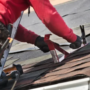 devenir couvreur en 2025 sur un toit avec équipement de sécurité