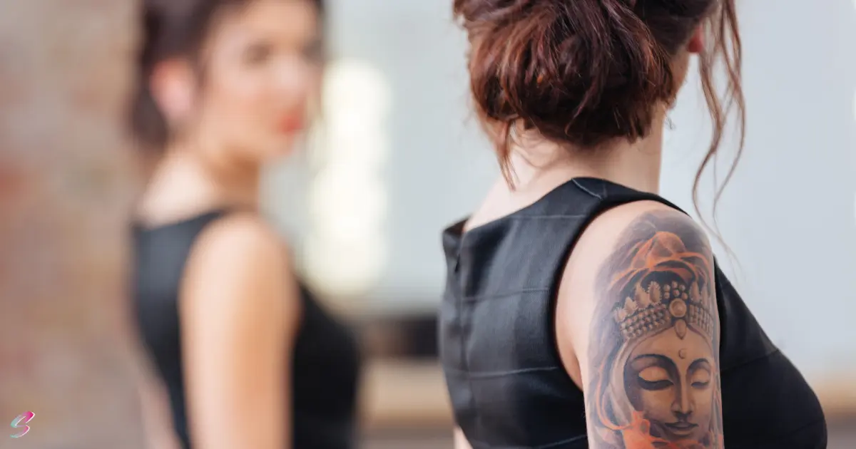 Femme tatouée face à un miroir, symbole de la culture du tatouage et réseaux sociaux en 2025