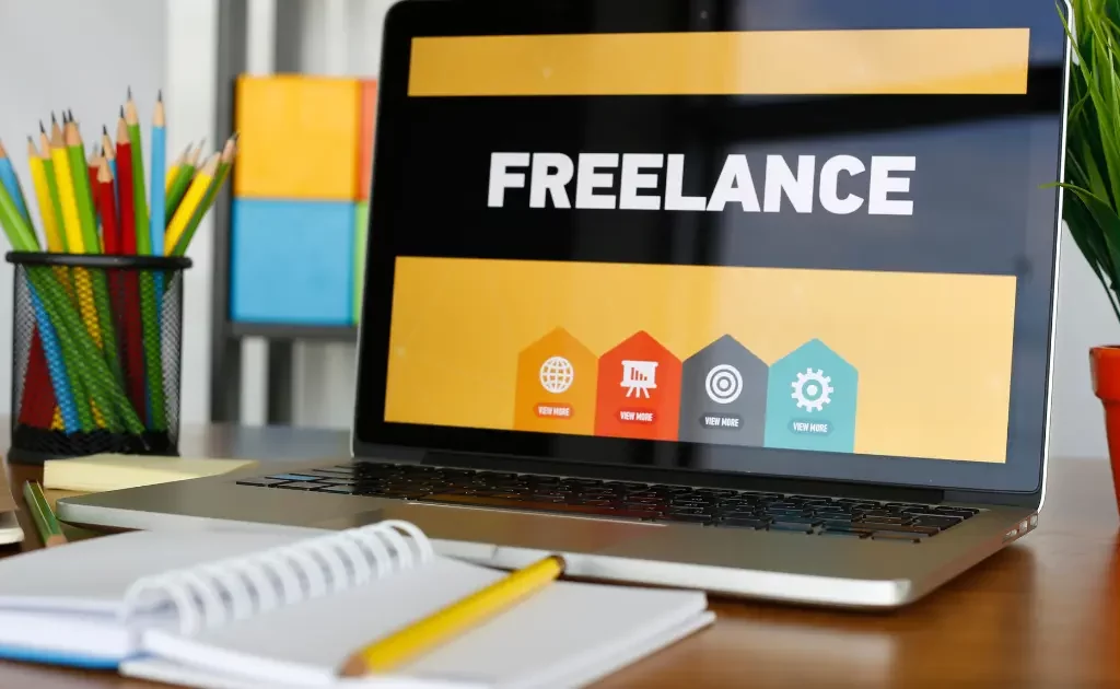 Ordinateur portable affichant le mot "freelance" – symbole de devenir freelance sans expérience.