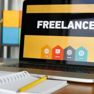 Ordinateur portable affichant le mot "freelance" – symbole de devenir freelance sans expérience.