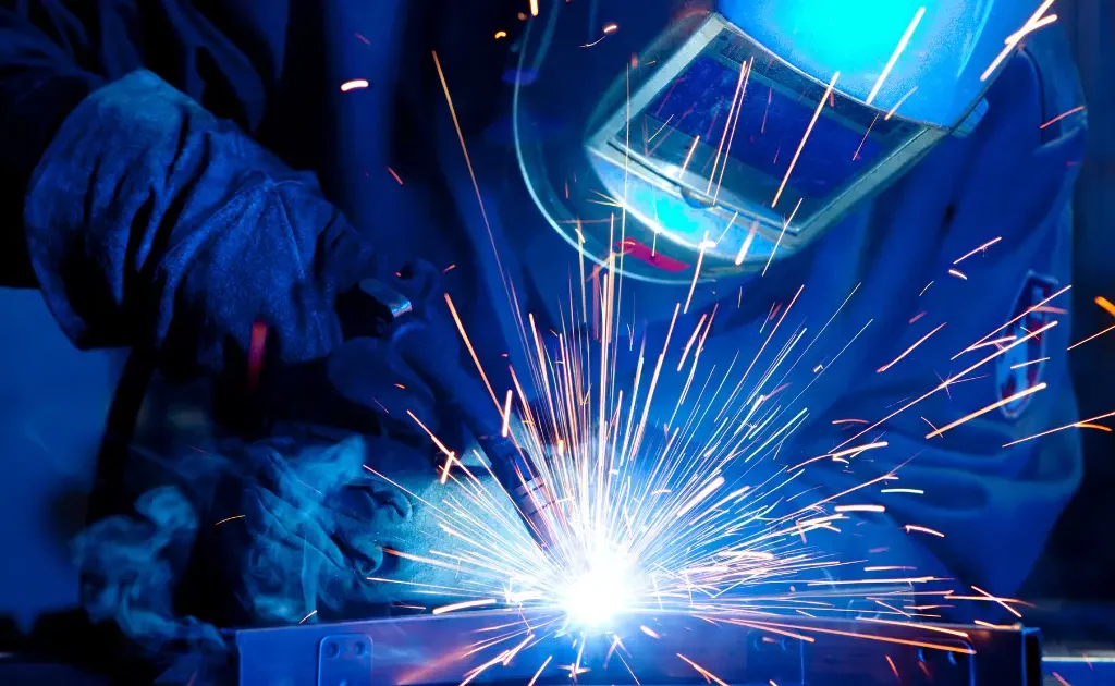Soudeur indépendant en pleine action sur un chantier – métier manuel en 2025