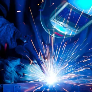 Soudeur indépendant en pleine action sur un chantier – métier manuel en 2025