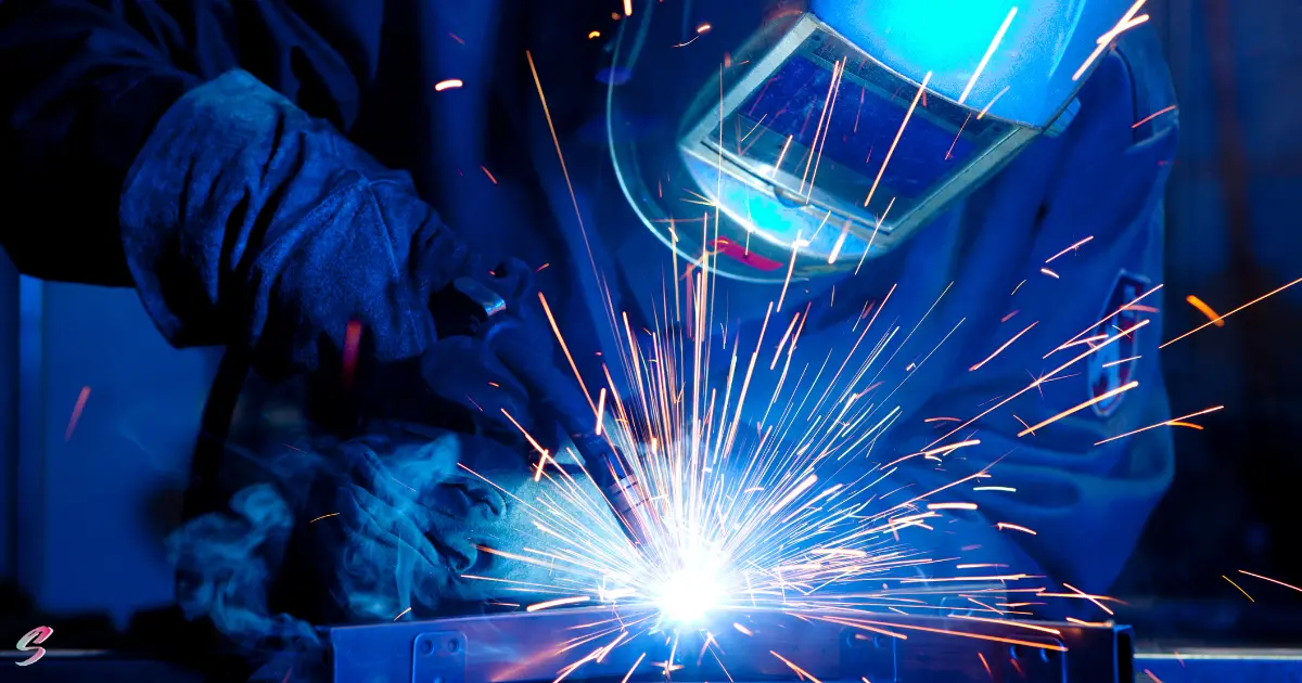 Soudeur indépendant en pleine action sur un chantier – métier manuel en 2025