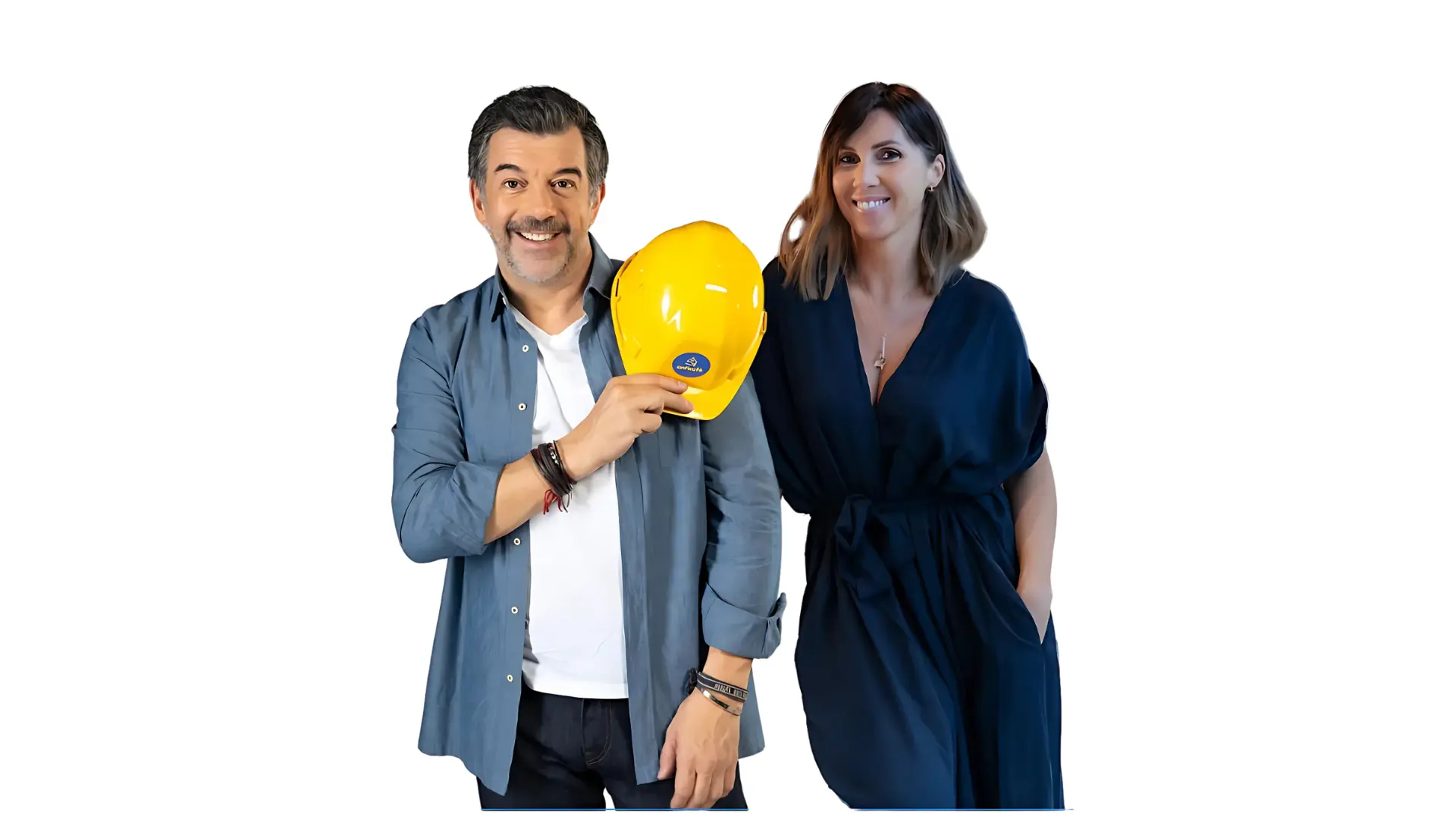 Aurélie Hemar et Stéphane Plaza construisent Soveur ensemble, tenant un casque de chantier – symbole de l’engagement de Soveur Stéphane Plaza.